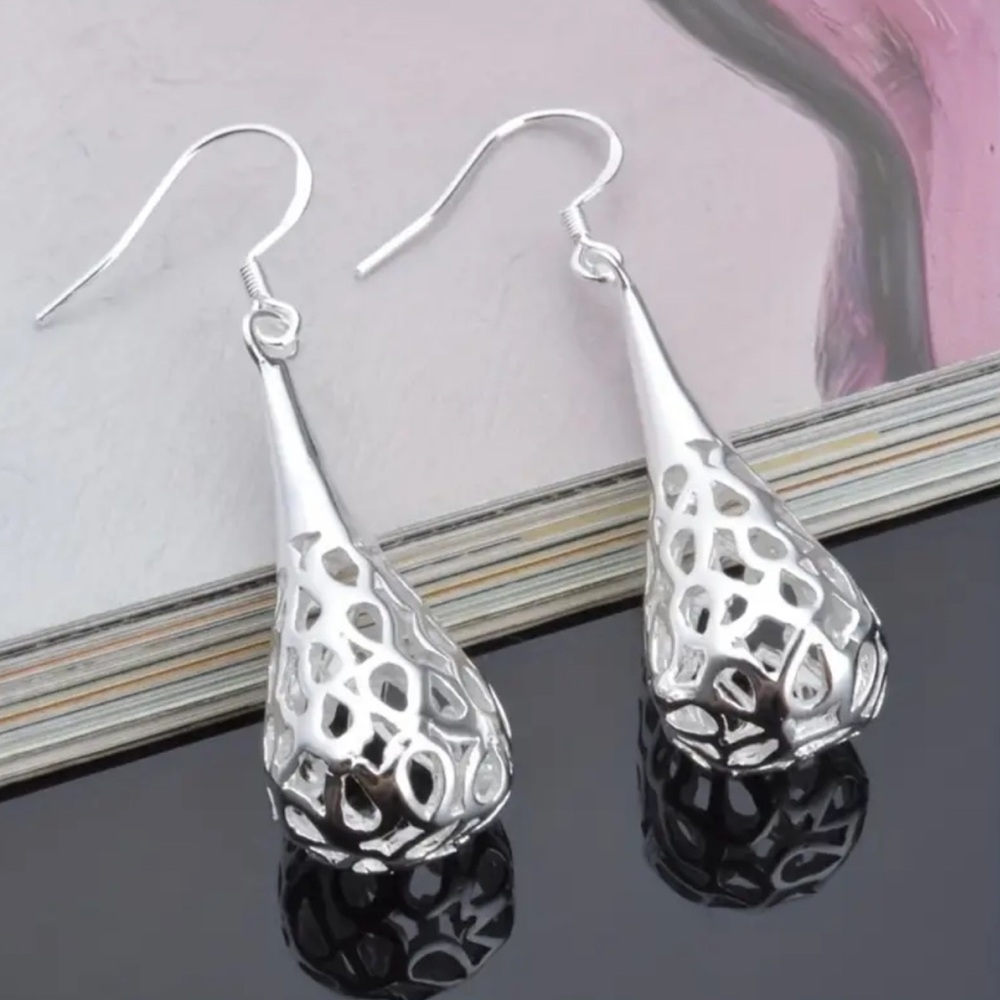 NWOT - Hallow Droplet Dangle Earrings - Picture 1 of 7